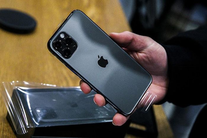Điểm mới trong thiết kế của iPhone 12 Pro có sự vuông vắn, mang đến cảm giác tối giản hơn so với các sản phẩm trước của “nhà táo”