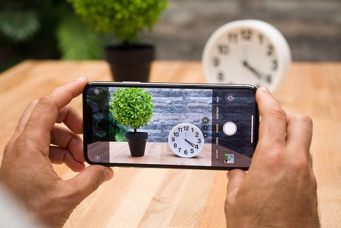 Với cảm biến LiDAR, iPhone 12 Pro có khả năng đo chiều sâu, tính năng thực tế tăng cường AR, tính toán chính xác độ sâu của khung cảnh, mang lại độ chân thực cho người sử dụng