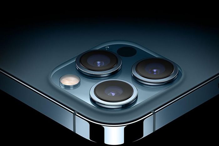 IPhone 12 và iPhone 12 Pro được trang bị hệ thống 3 camera bao gồm camera góc siêu rộng, camera góc thường và camera tele tương tự như phiên bản iPhone 11 Pro và iPhone 11 Pro Max