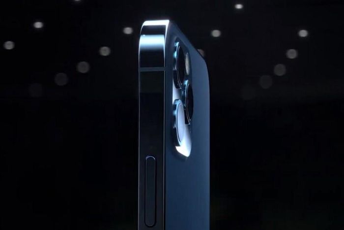 Mặc dù thiết kế cạnh vuông khá giống so với phiên bản iPhone 5 trước đây, nhưng iPhone 12 Pro có độ chắc chắn, sang trọng hơn nhờ có độ mượt bóng ở khung viền