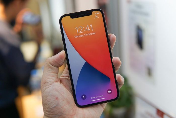 Mặt trước của iPhone 12 Pro cũng được làm phẳng hoàn toàn, không còn bo cong 2,5D như phiên bản iPhone 11 Pro tiền nhiệm
