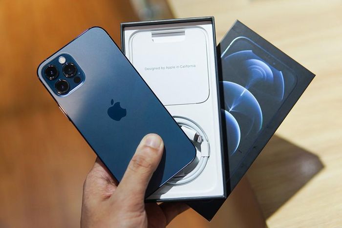 Bên trong hộp iPhone 12 Pro chỉ có cáp sạc Lightning USB-C và sách hướng dẫn, ngoài ra không có củ sạc, tai nghe như các phiên bản trước đây của “nhà táo”. Đồng thời, hộp máy iPhone 12 Pro mỏng và có kích thước tương đương iPhone 12