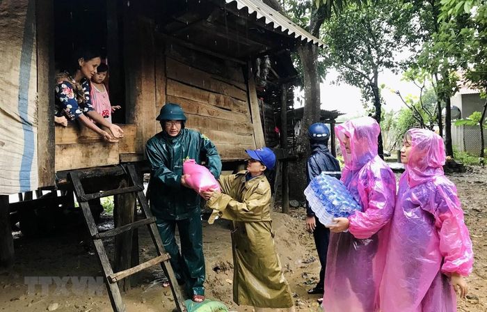 Đến với người dân vùng lũ huyện miền núi Đakrông (Quảng Trị).