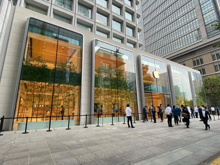  Hình ảnh vắng lặng trước Apple Store tại Amsterdam (Hà Lan) và Marunouchi (Nhật Bản). Ảnh: @gonny, @NephetsYUI/Twitter. 