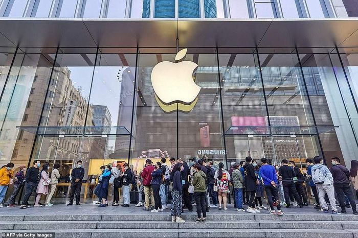  iPhone 12 và 12 Pro cũng đã mở bán tại Trung Quốc. Lượng người xếp hàng trước Apple Store Thượng Hải khá ít, không chen chúc như mọi năm do hầu hết đơn hàng được đặt trực tuyến. Theo Reuters, nhu cầu mua iPhone 12 và 12 Pro tại Trung Quốc khá cao dù máy bán ra trễ hơn mọi năm. Ảnh: Getty Images. 