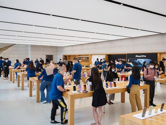  Những năm trước, người dùng Việt Nam thường tụ tập trước Apple Store Orchard Singapore để chờ mua iPhone. Tuy nhiên, năm nay, các hội nhóm mua bán iPhone không có thông tin nào về việc sẽ có xếp hàng mua iPhone 12. Ảnh: Apple. 
