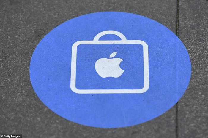  Bên ngoài Apple Store dán những biểu tượng đánh dấu vị trí đứng của khách hàng để đảm bảo khoảng cách. Ảnh: Getty Images. 
