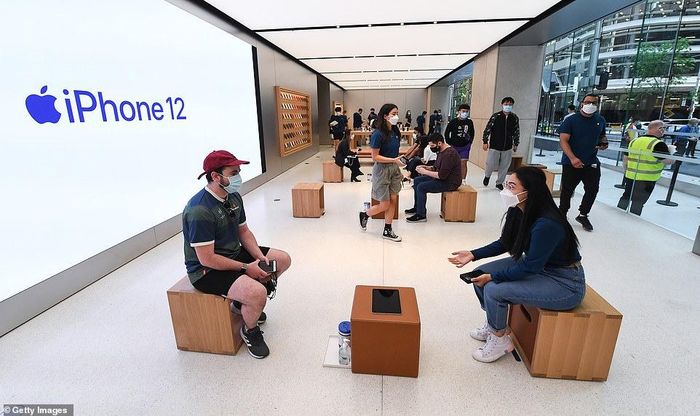  Theo CNET, có vài chục người đã xếp hàng tại Apple Store ở Sydney. "Con số này ít hơn nhiều lần so với năm ngoái nhưng nhiều hơn kỳ vọng trong thời đại dịch Covid-19 đang hoành hành", trang này nhận xét. Ảnh: Getty Images. 