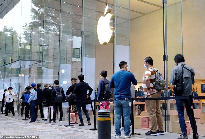  Bên ngoài Apple Store Tokyo (Nhật Bản). iPhone 12 và 12 Pro là những sản phẩm được lên kệ trước. Đến ngày 6/11, Apple sẽ cho đặt hàng iPhone 12 mini và 12 Pro Max trước khi giao máy vào ngày 13/11. Ảnh: REX. 