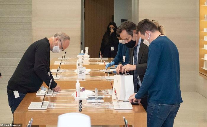  Tại Apple Store Regent Street (London, Anh), khách hàng được đo thân nhiệt trước khi bước vào trong, yêu cầu giữ khoảng cách 2 m. Theo Apple, ngày mở bán iPhone năm nay sẽ có đôi chút khác biệt, nhưng mọi người vẫn có thể mua sắm một cách an toàn. Ảnh: Nick Edwards. 