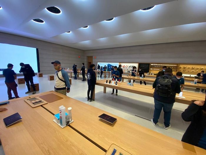  Quan cảnh thưa thớt tại Apple Store Fifth Avenue với quy định giãn cách xã hội, chỉ có khoảng 50 khách hàng đến nhận máy. Ảnh: @BenMakesTV/Twitter. 