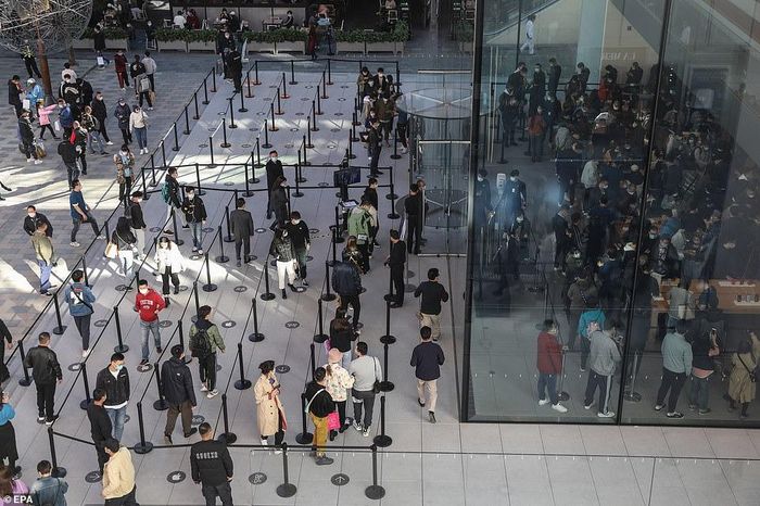  Đám đông đứng chờ cả trong lẫn ngoài Apple Store Bắc Kinh, cho thấy đại dịch vẫn không ngăn cản những khách hàng muốn sở hữu iPhone sớm. Nhà bán lẻ JD.com cho biết lượng đặt trước cho 4 mẫu iPhone 12 đạt 1,6 triệu trong ngày ra mắt sản phẩm (13/10). Ảnh: EFA. 
