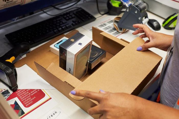  Những chiếc iPhone 12, 12 Pro được đóng thùng để vận chuyển. Do không có củ sạc và tai nghe nên hộp đựng sản phẩm khá mỏng. Ảnh: Apple. 