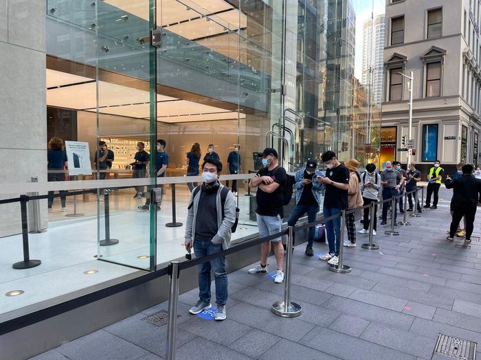  Hình ảnh được phóng viên Daniel Van Boom từ CNET chụp dòng người thưa thớt trước Apple Store Sydney (Australia) để nhận iPhone 12. Người xếp đầu hàng cho biết anh đã đến từ 23h30 hôm trước (giờ địa phương). Ảnh: CNET. 