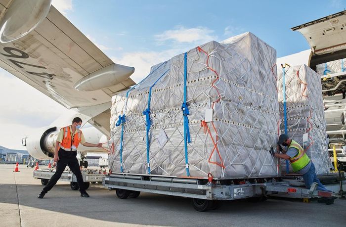  Kiện hàng iPhone, iPad chuẩn bị được xuất đi các Apple Store trên toàn cầu từ trung tâm vận chuyển UPS Worldport ở Kentucky. Do hộp đựng iPhone 12 mỏng hơn, hãng cho biết lượng thiết bị chứa trong một kiện hàng nhiều hơn 70%. Ảnh: Apple. 