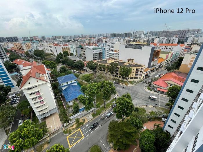 Bên cạnh đó, iPhone 12 Pro được trang bị công nghệ Smart HDR 3 cho thấy sự khác biệt khi so sánh với camera iPhone 11 Pro Max. Vùng trời từ ảnh iPhone 12 Pro cho ra màu mây đúng với thực tế, không bị cháy trắng như iPhone 11 Pro Max.