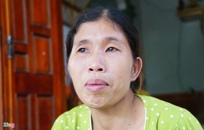  Chị Tĩnh bật khóc khi nhớ lại đêm lũ dữ. Ảnh: Nguyễn Dương. 