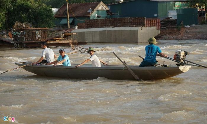  Nhóm anh Thành đi đò trên dòng sông Ngàn Mọ. Ảnh: Nguyễn Dương. 