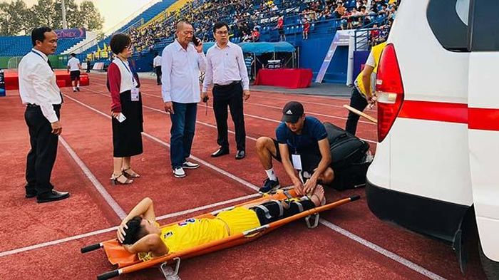 Cầu thủ trẻ SLNA chấn thương nặng chiều 24-10. Ảnh: TH