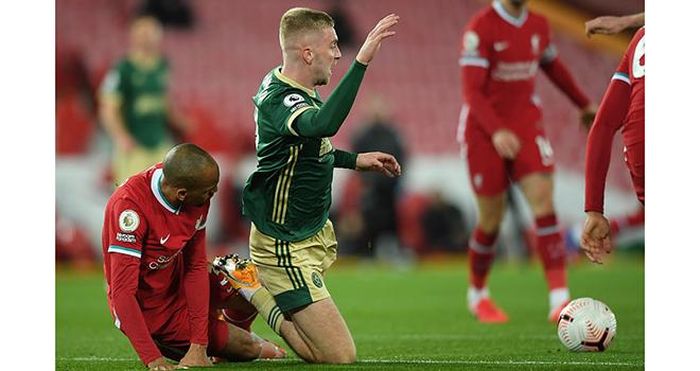 Fabinho phạm lỗi khiến Liverpool chịu phạt đền