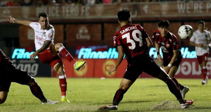 Willian Popp (áo trắng) lập cú đúp trong chiến thắng 3-1 của Muangthong United.Ảnh: Kitti Tupmalai