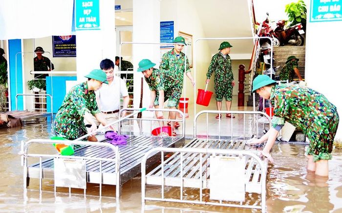 Bộ đội đến giúp Trạm Y tế xã Cẩm Vịnh (huyện Cẩm Xuyên, Hà Tĩnh) dọn dẹp, khắc phục hậu quả của lũ lụt để đón bệnh nhân đến khám chữa bệnh