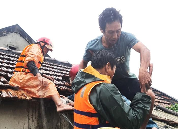 Lực lượng chức năng dỡ nóc nhà cứu người dân mắc kẹt nơi rốn lũ Quảng Ninh (tỉnh Quảng Bình)