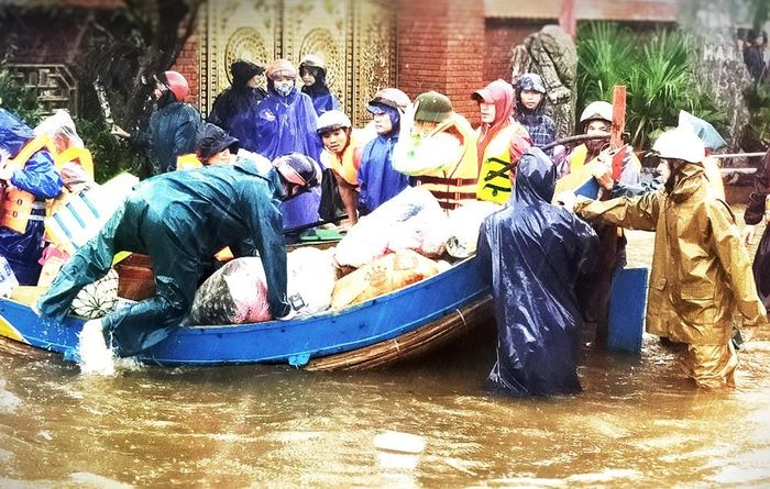 Chuyển hàng hóa cứu trợ của người dân cả nước gửi đến đồng bào miền Trung ruột thịt