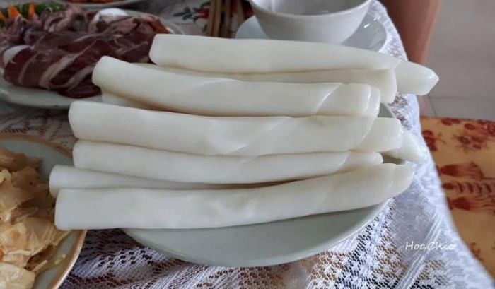 Bánh gật gù. Tên bánh mang nghĩa tượng hình, bởi khi cầm trên tay bánh mềm, dẻo ngả về nhiều phía như người gật gù. Đây là đặc sản nổi tiếng của Tiên Yên, Quảng Ninh. Bánh độc đáo ở chỗ trong lúc nghiền bột người dân thường cho thêm cơm nguội để khi tráng bánh có độ phồng, xốp, dẻo mịn mà các loại bánh cùng loại không so sánh được.