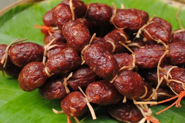 Tung lò mò. Đây là món lạp xưởng bò - món ăn độc đáo của người Chăm ở An Giang. Nhìn bên ngoài mọi người có thể nhận xét rằng món này trông giống như món lạp xưởng thông thường mà chúng ta đã biết, nhưng khi thưởng thức rồi bạn sẽ cảm nhận được hương vị của tung lò mò rất khác biệt, thơm ngon, đậm đà với phong vị rất độc đáo.