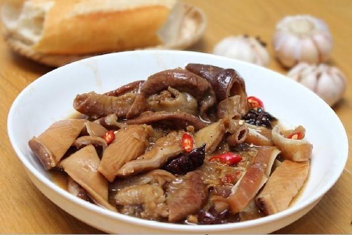Phá Lấu. Món ăn này gắn liền với nhiều thế hệ học sinh, sinh viên, giới trẻ… Phá lấu thực chất được làm từ thịt và nội tạng của động vật nên chứa rất nhiều chất dinh dưỡng.