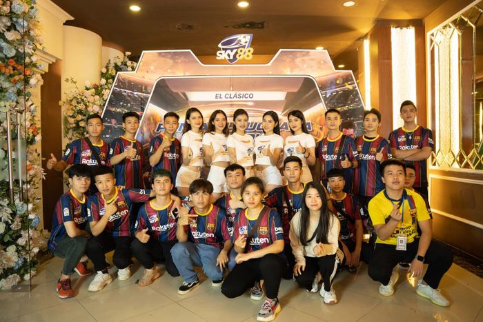  Và bầu không khí ấy được đẩy lên đến đỉnh điểm nhờ sự có mặt của 2 BLV nổi tiếng trong cộng đồng mạng là Tuyền Văn hóa và Cường Camay cùng dàn PG nóng bỏng.