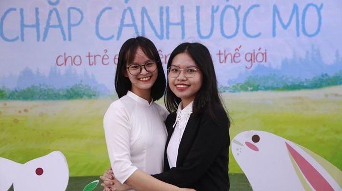 Ý Nhi và Thùy Dương trong sự kiện Trao quyền cho trẻ em gái.
