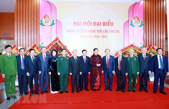 Các lãnh đạo Đảng, Nhà nước, Quốc hội dự Đại hội Đảng bộ tỉnh Hưng Yên. (Ảnh: Phương Hoa/TTXVN)
