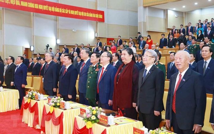 Các lãnh đạo Đảng, Nhà nước, Quốc hội dự Đại hội Đảng bộ tỉnh Hưng Yên làm lễ chào cờ. (Ảnh: Phương Hoa/TTXVN)