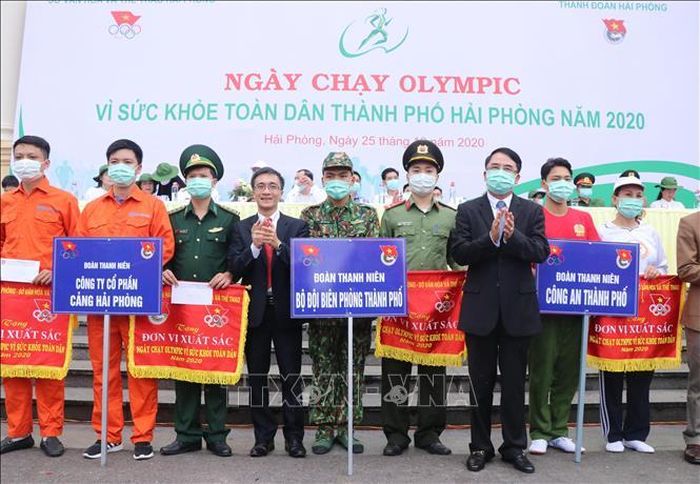 Ban Tổ chức trao 20 cờ xuất sắc cho các đơn vị có thành tích cao trong Ngày chạy Olympic vì sức khỏe toàn dân năm 2020.