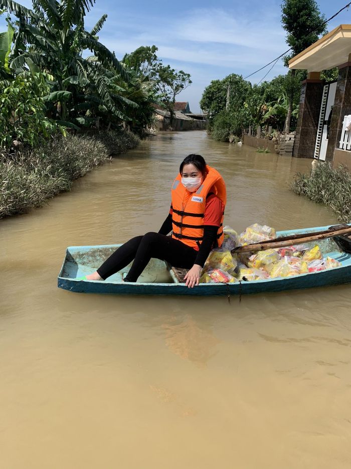 Chị Huyền trong 1 chuyến cứu trợ.