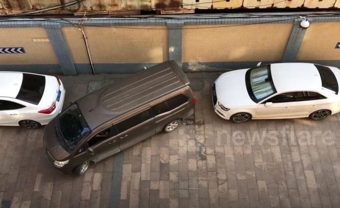 Khá khó khăn, tài xế mini van đưa được xe ra nhưng không gây ra bất cứ va chạm nào với các xe bên cạnh