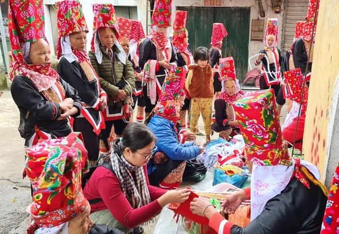 Du khách tham quan chợ phiên đặc biệt chú ý đến những chiếc mũ đội đầu của đồng bào dân tộc Dao nơi đây. Bên cạnh những chiếc mũ được làm công nghiệp bằng miếng xốp nhẹ, vẫn còn những chiếc mũ được cẩn trọng khâu bằng tay, cứng và khá nặng