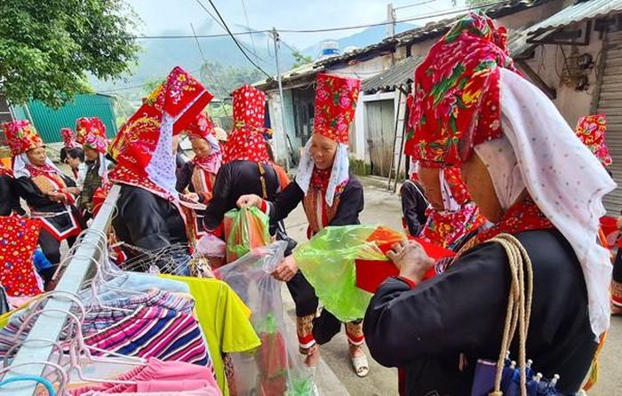 Vui mừng mua được chiếc mũ đội đầu mới