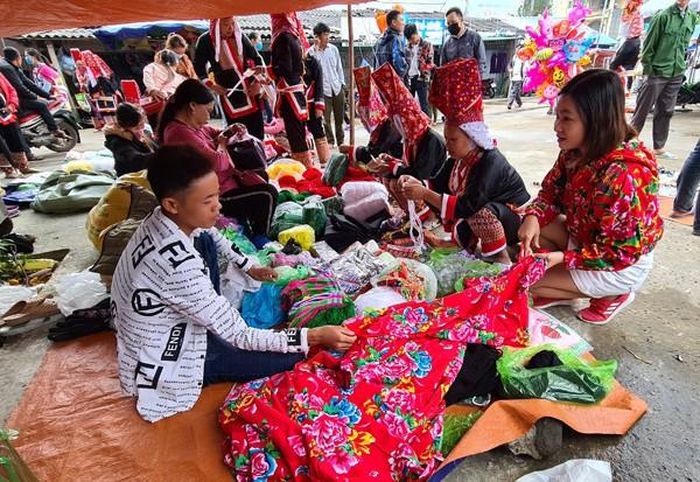 Hàng hóa tại chợ cũng rất phong phú, đủ loại từ đồ dùng sinh hoạt, quần áo, giày dép, thực phẩm, đến các đồ nông sản đặc trưng của địa phương...