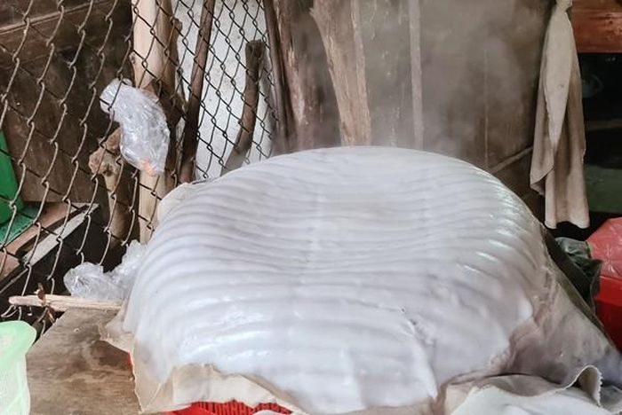 Bánh phở được tráng tay và thái trực tiếp rồi mới đưa vào xào