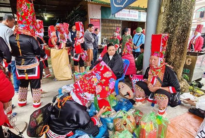 Phiên chợ thường đông đúc vào ngày thứ Bảy và Chủ nhật, mang đậm bản sắc dân tộc vùng cao