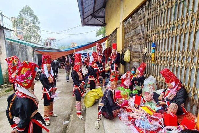 Chợ Đồng Văn họp ở địa bàn trung tâm xã, đây là nơi tụ họp, trao đổi buôn bán và giao lưu văn hóa của đồng bào các dân tộc trên địa bàn xã Đồng Văn. Đặc biệt, nhất là chợ phiên gắn với “Ngày kiêng gió” của dân tộc Dao Thanh Phán (ngày 4-4 âm lịch). Vào ngày này, người Dao kiêng kị không đi làm nương, rẫy, đi rừng... Họ nghỉ ngơi, tụ tập tại chợ phiên để gặp gỡ, giao lưu cùng nhau ăn uống, hát làn điệu Sán cố, tấu kèn đồng bào mình.