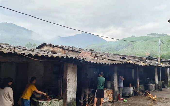 Khu vực bán món phở xào, đặc sản riêng có của Bình Liêu. Những căn nhà nhỏ, lụp xụp, bày vài bộ bàn ghế cũ chỉ đủ cho tối đa 20 khách. Bên ngoài cửa những chiếc bếp được xây cẩn thận. Người dân sử dụng củi để đun bếp khiến món phở xào ở đây có hương vị rất riêng