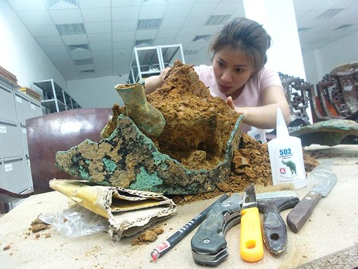 Cán bộ Trung tâm Tiền sử Đông Nam Á đang xử lý mộ nồi trong kho Bảo tàng Lào Cai