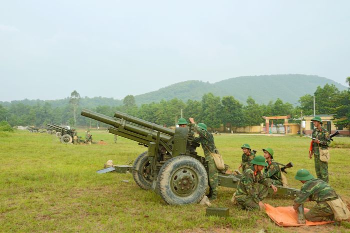Đại đội pháo 105mm của Lữ đoàn Pháo binh 454 huấn luyện chuyên ngành.
