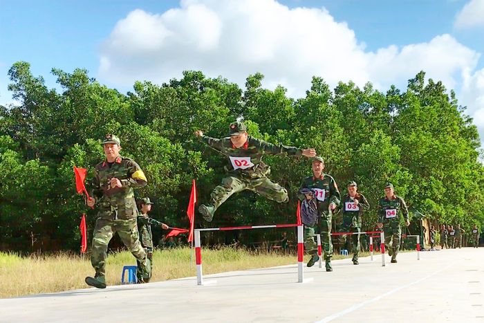 Đội tuyển Ban CHQS huyện Bình Giang (Hải Dương) thực hành vượt vật cản trong Hội thi Phòng cháy, chữa cháy năm 2020.