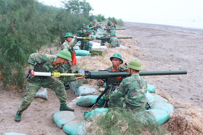 Khẩu đội súng pháo SPG-9 thực hành huấn luyện tiêu diệt mục tiêu.