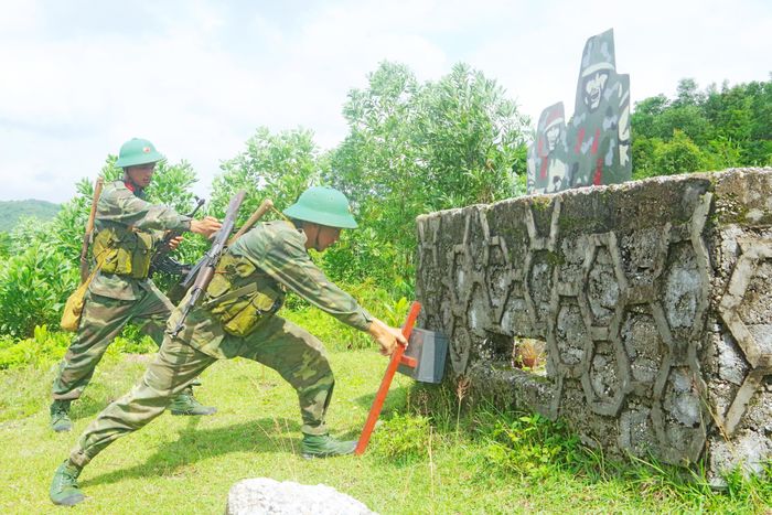 Giờ huấn luyện chiến thuật của cán bộ, chiến sĩ Đại đội 3, Tiểu đoàn 162, Lữ đoàn 242.